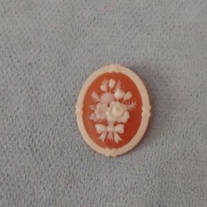 1982 vintage Avon cameo brooch floral bouquet